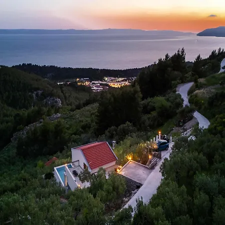 Βίλα In With Infinity Pool & Views