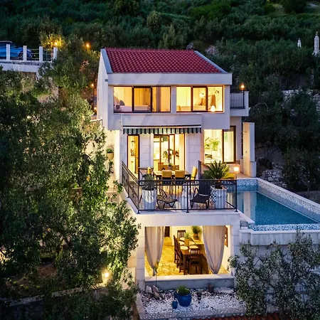 In With Infinity Pool & Views *