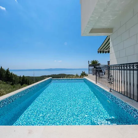 In With Infinity Pool & Views Makarska