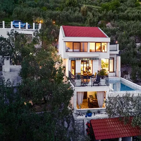 In With Infinity Pool & Views Villa