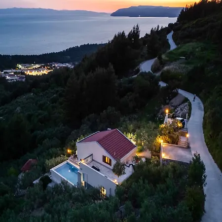 Villa In With Infinity Pool & Views